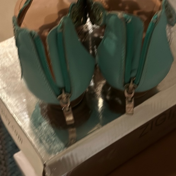 Gorgeous sparkly sandals. - Picture 2 of 5